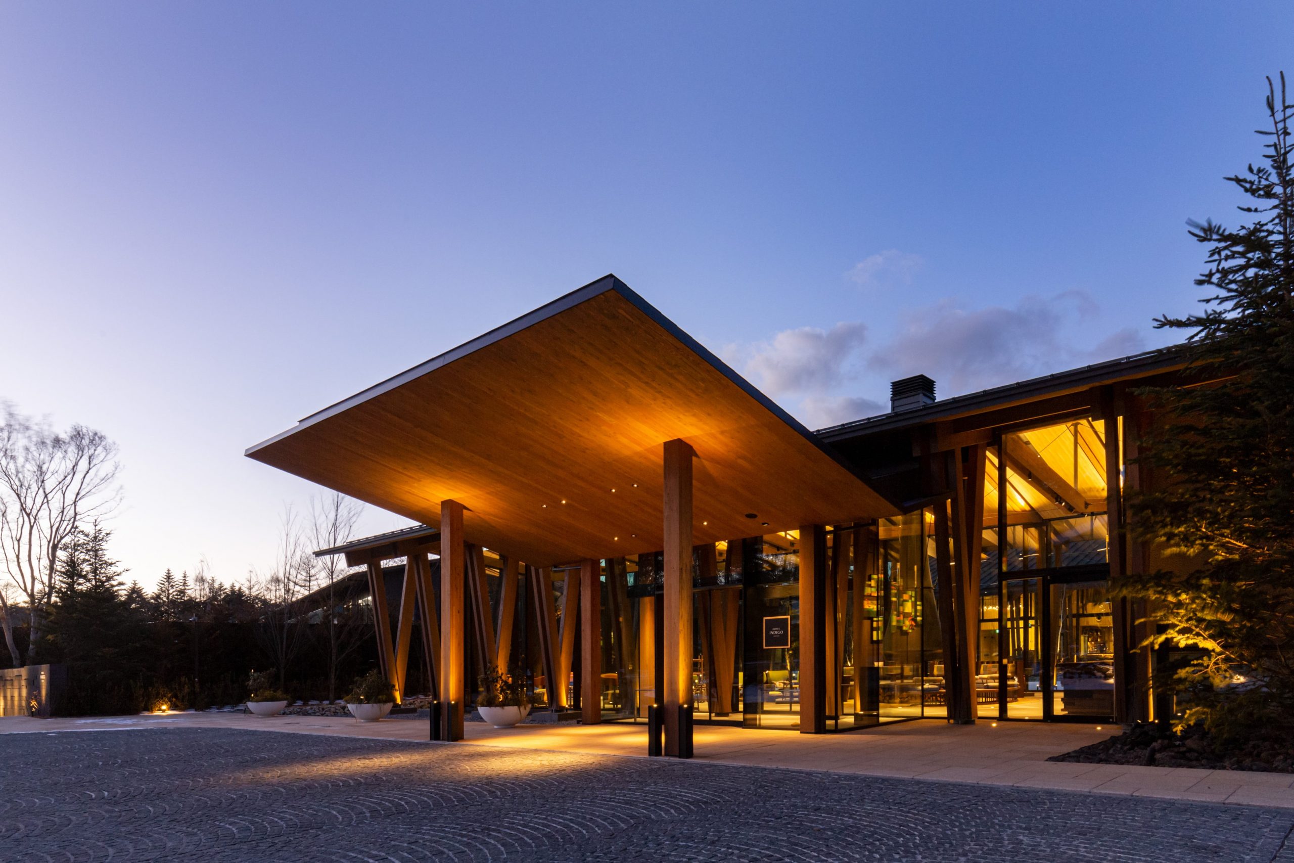 The Japanese maple and zelkova trees that grew in the area prior to the hotel being built were transplanted within the grounds of the hotel wherever possible. They have become symbolic of the hotel and are popular with guests. (Image: Kenjiro Yoshimi / Studio Bauhaus)