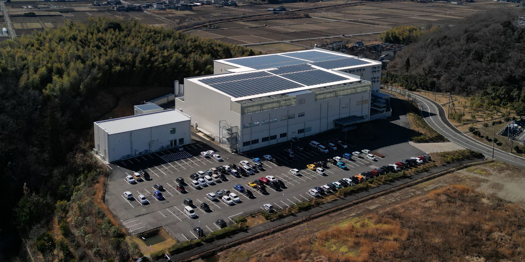 メニコン 各務原(かかみがはら)工場:屋根に太陽光発電システムを設置し、2023年2月より運用開始